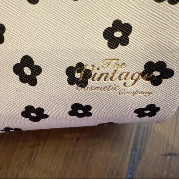 The Vintage Cosmetic Company makeup bag. White with black flower print. - Picture 3 of 7